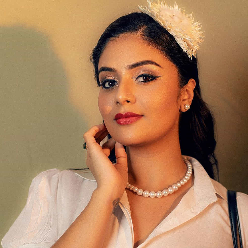 బుల్లితెర స్టార్ యాంకర్స్ లో శ్రీముఖి ఒకరు. తన అందం, చలాకితనంతో ప్రేక్షకులను కట్టిపడేస్తుంది ఈ భామ. ఈ వయ్యారి స్క్రీన్ మీద కనిపిస్తే చాలు ఎక్కడాలేని ఎనర్జీ వచ్చేస్తుంది. బిగ్ బాస్ 3 రన్నర్ గా తెలుగు ప్రేక్షకులకు మరింత చేరువైంది. జులాయి, నేను శైలజ, లైఫ్ ఐస్ బ్యూటిఫుల్, జెంటిల్ మాన్ వంటి చిత్రాల్లో కూడా నటించింది. ప్రేమ ఇష్క్ కాదల్ చిత్రంలో కథానాయకిగా కూడా చేసింది ఈ ముద్దుగుమ్మ. 2013లో అదుర్స్ షోతో బుల్లితెరపై అడుగు పెట్టి పటాస్ వంటి హిట్ షోకి యాంకరింగ్ చేసింది. ప్రస్తుతం పలు టీవీ షోలకు యాంకర్ గా వ్యవహరిస్తోంది.
