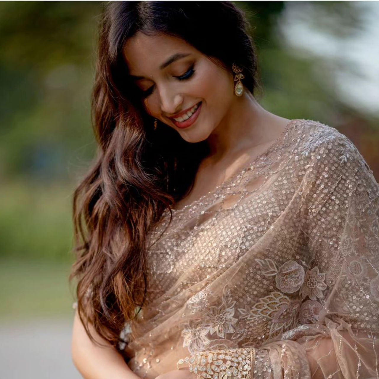 కేజీఎఫ్ సినిమాతో హీరోయిన్ గా పరిచయం అయింది శ్రీనిధి శెట్టి. కేజీఎఫ్ చిత్రాలతో ఈ ముద్దుగుమ్మ భారీ విజయాన్ని సొంతం చేసుకుంది. సోషల్ మీడియాలో ఎప్పుడు చాల యాక్టీవ్ గా ఉంటుంది. తాజాగా ఈ అమ్మడు సోషల్ మీడియాలో షేర్ చేసిన ఫొటోస్ ఓ రేంజ్ లో ఎట్రాక్ట్ చేస్తున్నాయి. ఈ ఫొటోస్ అభిమానునులు తెగ వైరల్ చేస్తున్నారు.