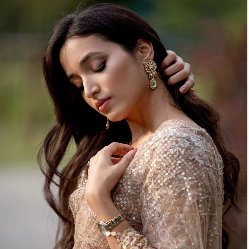 కేజీఎఫ్ సినిమాతో హీరోయిన్ గా పరిచయం అయింది శ్రీనిధి శెట్టి. కేజీఎఫ్ చిత్రాలతో ఈ ముద్దుగుమ్మ భారీ విజయాన్ని సొంతం చేసుకుంది. సోషల్ మీడియాలో ఎప్పుడు చాల యాక్టీవ్ గా ఉంటుంది. తాజాగా ఈ అమ్మడు సోషల్ మీడియాలో షేర్ చేసిన ఫొటోస్ ఓ రేంజ్ లో ఎట్రాక్ట్ చేస్తున్నాయి. ఈ ఫొటోస్ అభిమానునులు తెగ వైరల్ చేస్తున్నారు.