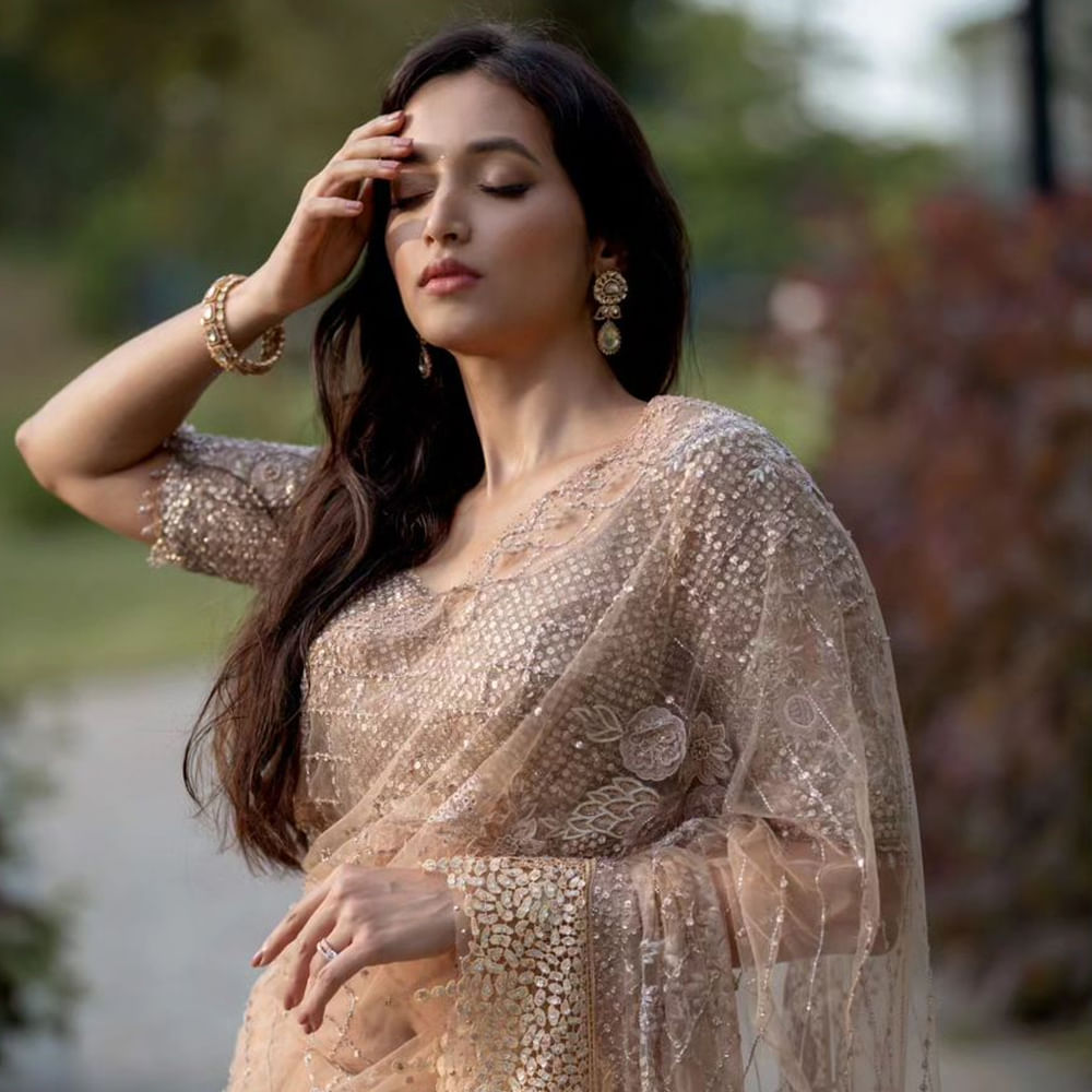 కేజీఎఫ్ సినిమాతో హీరోయిన్ గా పరిచయం అయింది శ్రీనిధి శెట్టి. కేజీఎఫ్ చిత్రాలతో ఈ ముద్దుగుమ్మ భారీ విజయాన్ని సొంతం చేసుకుంది. సోషల్ మీడియాలో ఎప్పుడు చాల యాక్టీవ్ గా ఉంటుంది. తాజాగా ఈ అమ్మడు సోషల్ మీడియాలో షేర్ చేసిన ఫొటోస్ ఓ రేంజ్ లో ఎట్రాక్ట్ చేస్తున్నాయి. ఈ ఫొటోస్ అభిమానునులు తెగ వైరల్ చేస్తున్నారు.