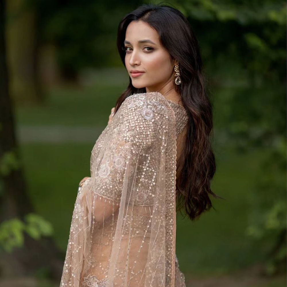 కేజీఎఫ్ సినిమాతో హీరోయిన్ గా పరిచయం అయింది శ్రీనిధి శెట్టి. కేజీఎఫ్ చిత్రాలతో ఈ ముద్దుగుమ్మ భారీ విజయాన్ని సొంతం చేసుకుంది. సోషల్ మీడియాలో ఎప్పుడు చాల యాక్టీవ్ గా ఉంటుంది. తాజాగా ఈ అమ్మడు సోషల్ మీడియాలో షేర్ చేసిన ఫొటోస్ ఓ రేంజ్ లో ఎట్రాక్ట్ చేస్తున్నాయి. ఈ ఫొటోస్ అభిమానునులు తెగ వైరల్ చేస్తున్నారు.