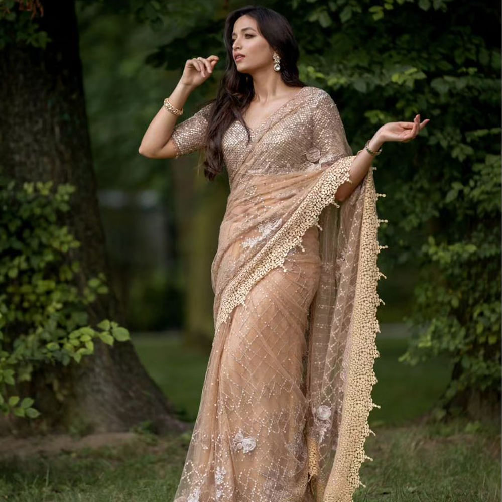 కేజీఎఫ్ సినిమాతో హీరోయిన్ గా పరిచయం అయింది శ్రీనిధి శెట్టి. కేజీఎఫ్ చిత్రాలతో ఈ ముద్దుగుమ్మ భారీ విజయాన్ని సొంతం చేసుకుంది. సోషల్ మీడియాలో ఎప్పుడు చాల యాక్టీవ్ గా ఉంటుంది. తాజాగా ఈ అమ్మడు సోషల్ మీడియాలో షేర్ చేసిన ఫొటోస్ ఓ రేంజ్ లో ఎట్రాక్ట్ చేస్తున్నాయి. ఈ ఫొటోస్ అభిమానునులు తెగ వైరల్ చేస్తున్నారు.