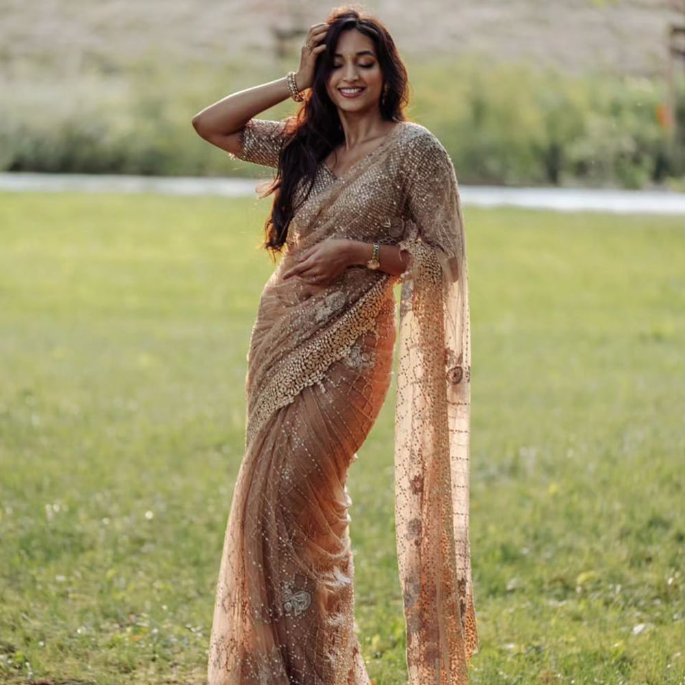 కేజీఎఫ్ సినిమాతో హీరోయిన్ గా పరిచయం అయింది శ్రీనిధి శెట్టి. కేజీఎఫ్ చిత్రాలతో ఈ ముద్దుగుమ్మ భారీ విజయాన్ని సొంతం చేసుకుంది. సోషల్ మీడియాలో ఎప్పుడు చాల యాక్టీవ్ గా ఉంటుంది. తాజాగా ఈ అమ్మడు సోషల్ మీడియాలో షేర్ చేసిన ఫొటోస్ ఓ రేంజ్ లో ఎట్రాక్ట్ చేస్తున్నాయి. ఈ ఫొటోస్ అభిమానునులు తెగ వైరల్ చేస్తున్నారు.