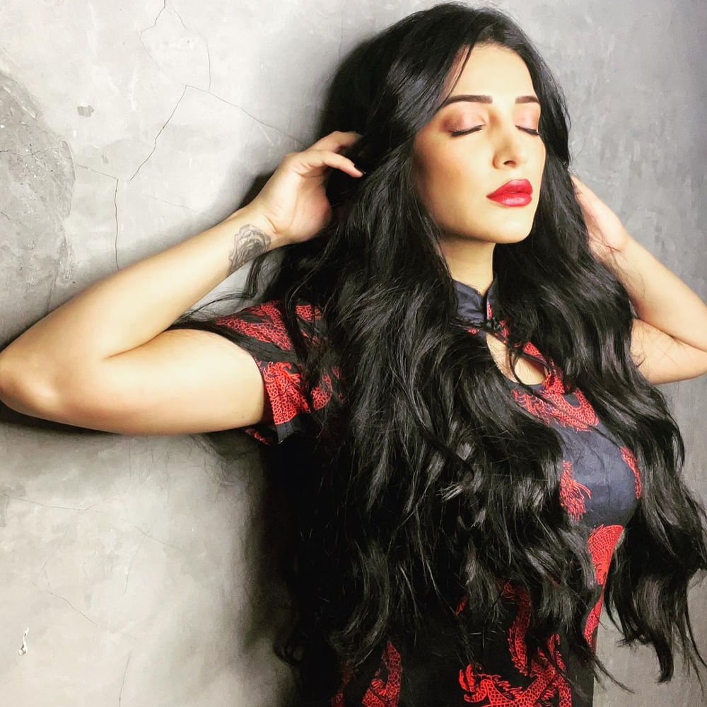 అనగనగా ఓ ధీరుడు మూవీతో టాలీవుడ్  ప్రేక్షకులకు పరిచయమైన శ్రుతి హాసన్. తర్వాత పవన్ కళ్యాణ్ గబ్బర్ సింగ్ సినిమాలో కథానాయకిగా బ్లాక్ బస్టర్ హిట్ అందుకుంది. దింతో వరుస ఆఫర్లకు గ్రీన్ సిగ్నల్ ఇచ్చేస్తూ దూసుకుపోతుంది ఈ వయ్యారి. ఇటీవల వీరసింహారెడ్డి, వాల్తేర్ వీరయ్య చిత్రాలతో భారీ విజయాల్ని కైవసం చేసుకుతి. ఇటీవల ప్రభాస్ సాలార్ చిత్రం చిత్రీకరణ పూర్తిచేసుకుంది ఈ ముద్దుగుమ్మ. తాజాగా ఈ అమ్మడు సోషల్ మీడియాలో షేర్ చేసిన ఫొటోస్ యూత్ కి పూనకాలు తెప్పిస్తున్నాయి.