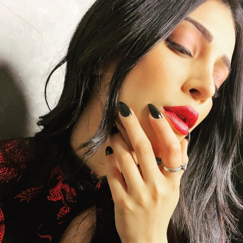 అనగనగా ఓ ధీరుడు మూవీతో టాలీవుడ్ ప్రేక్షకులకు పరిచయమైన శ్రుతి హాసన్. తర్వాత పవన్ కళ్యాణ్ గబ్బర్ సింగ్ సినిమాలో కథానాయకిగా బ్లాక్ బస్టర్ హిట్ అందుకుంది. దింతో వరుస ఆఫర్లకు గ్రీన్ సిగ్నల్ ఇచ్చేస్తూ దూసుకుపోతుంది ఈ వయ్యారి. ఇటీవల వీరసింహారెడ్డి, వాల్తేర్ వీరయ్య చిత్రాలతో భారీ విజయాల్ని కైవసం చేసుకుతి. ఇటీవల ప్రభాస్ సాలార్ చిత్రం చిత్రీకరణ పూర్తిచేసుకుంది ఈ ముద్దుగుమ్మ. తాజాగా ఈ అమ్మడు సోషల్ మీడియాలో షేర్ చేసిన ఫొటోస్ యూత్ కి పూనకాలు తెప్పిస్తున్నాయి.