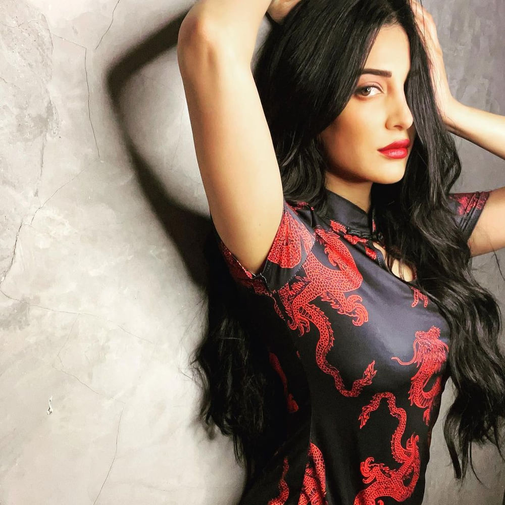 అనగనగా ఓ ధీరుడు మూవీతో టాలీవుడ్ ప్రేక్షకులకు పరిచయమైన శ్రుతి హాసన్. తర్వాత పవన్ కళ్యాణ్ గబ్బర్ సింగ్ సినిమాలో కథానాయకిగా బ్లాక్ బస్టర్ హిట్ అందుకుంది. దింతో వరుస ఆఫర్లకు గ్రీన్ సిగ్నల్ ఇచ్చేస్తూ దూసుకుపోతుంది ఈ వయ్యారి. ఇటీవల వీరసింహారెడ్డి, వాల్తేర్ వీరయ్య చిత్రాలతో భారీ విజయాల్ని కైవసం చేసుకుతి. ఇటీవల ప్రభాస్ సాలార్ చిత్రం చిత్రీకరణ పూర్తిచేసుకుంది ఈ ముద్దుగుమ్మ. తాజాగా ఈ అమ్మడు సోషల్ మీడియాలో షేర్ చేసిన ఫొటోస్ యూత్ కి పూనకాలు తెప్పిస్తున్నాయి.