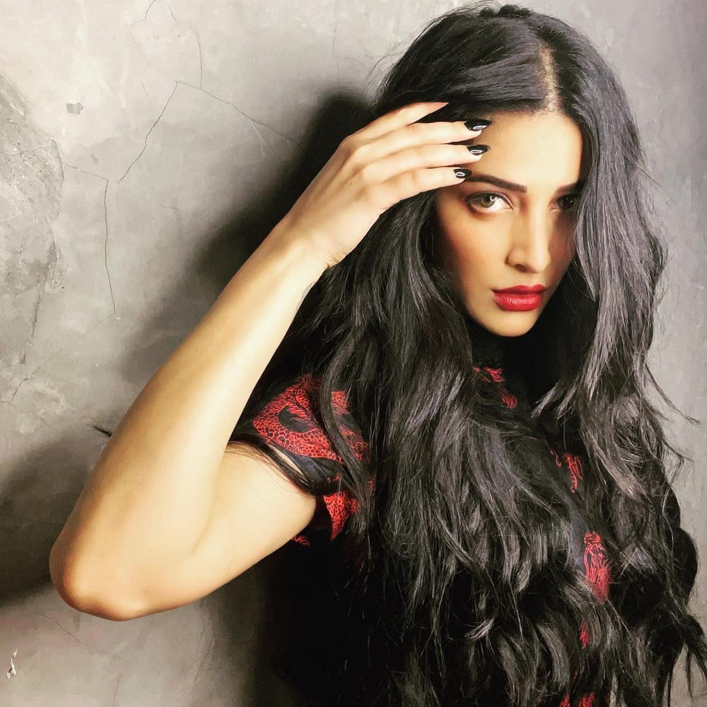 అనగనగా ఓ ధీరుడు మూవీతో టాలీవుడ్ ప్రేక్షకులకు పరిచయమైన శ్రుతి హాసన్. తర్వాత పవన్ కళ్యాణ్ గబ్బర్ సింగ్ సినిమాలో కథానాయకిగా బ్లాక్ బస్టర్ హిట్ అందుకుంది. దింతో వరుస ఆఫర్లకు గ్రీన్ సిగ్నల్ ఇచ్చేస్తూ దూసుకుపోతుంది ఈ వయ్యారి. ఇటీవల వీరసింహారెడ్డి, వాల్తేర్ వీరయ్య చిత్రాలతో భారీ విజయాల్ని కైవసం చేసుకుతి. ఇటీవల ప్రభాస్ సాలార్ చిత్రం చిత్రీకరణ పూర్తిచేసుకుంది ఈ ముద్దుగుమ్మ. తాజాగా ఈ అమ్మడు సోషల్ మీడియాలో షేర్ చేసిన ఫొటోస్ యూత్ కి పూనకాలు తెప్పిస్తున్నాయి.