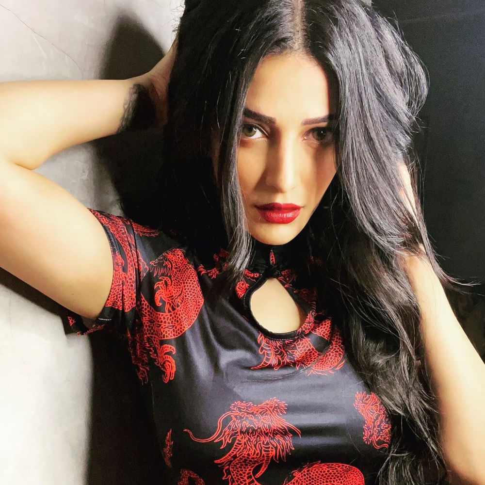 అనగనగా ఓ ధీరుడు మూవీతో టాలీవుడ్ ప్రేక్షకులకు పరిచయమైన శ్రుతి హాసన్. తర్వాత పవన్ కళ్యాణ్ గబ్బర్ సింగ్ సినిమాలో కథానాయకిగా బ్లాక్ బస్టర్ హిట్ అందుకుంది. దింతో వరుస ఆఫర్లకు గ్రీన్ సిగ్నల్ ఇచ్చేస్తూ దూసుకుపోతుంది ఈ వయ్యారి. ఇటీవల వీరసింహారెడ్డి, వాల్తేర్ వీరయ్య చిత్రాలతో భారీ విజయాల్ని కైవసం చేసుకుతి. ఇటీవల ప్రభాస్ సాలార్ చిత్రం చిత్రీకరణ పూర్తిచేసుకుంది ఈ ముద్దుగుమ్మ. తాజాగా ఈ అమ్మడు సోషల్ మీడియాలో షేర్ చేసిన ఫొటోస్ యూత్ కి పూనకాలు తెప్పిస్తున్నాయి.