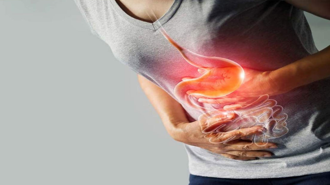 స్పైసీ ఫుడ్స్ తినడం వల్ల చాలా మందికి గ్యాస్ సమస్యలు వస్తాయి. అలాంటప్పుడు పొట్టలో గ్యాస్‌ను తగ్గించేందుకు సోడా, లెమన్ వాటర్ లేదా ఇనో వంటివి తీసుకోవాలి. ఓవ కడుపుకు కూడా మేలు చేస్తుంది. గ్యాస్ సమస్య తలెత్తినప్పుడల్లా చిటికెడు ఓట్స్ తినండి. ఇది కడుపు నుంచి ఉపశమనం పొందుతుంది. వీలైనంత వరకు స్పైసీ ఫుడ్ తినడం మానుకోండి. ముఖ్యంగా స్పైసీ ఫుడ్స్ ఖాళీ కడుపుతో తినకూడదు. ఇది మరింత అసౌకర్యాన్ని కలిగిస్తుంది. అలాగే స్పైసీ ఫుడ్ ఎక్కువగా తినడం వల్ల అనేక పొట్ట సమస్యలు వస్తాయి. అందుకే ఈ ఆహారాలకు దూరంగా ఉండాలి.