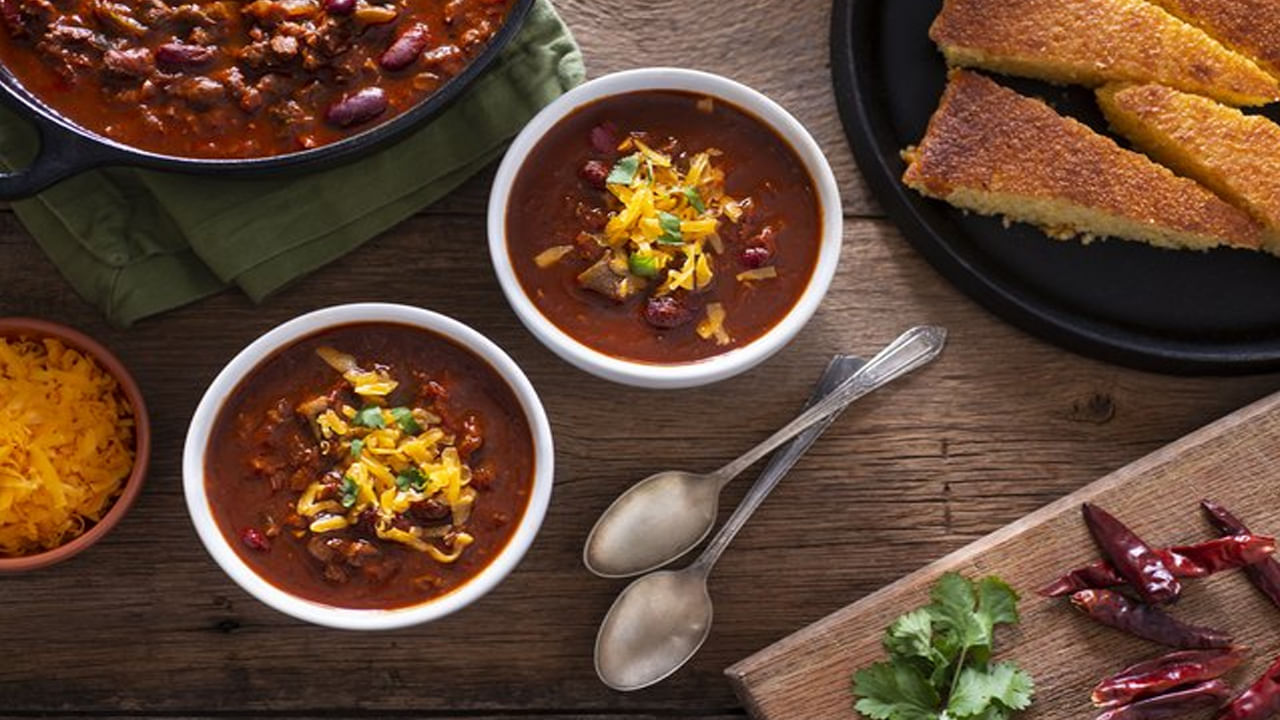 స్పైసీ ఫుడ్స్ తింటే మంచిదే కానీ చాలా మందికి పొట్ట సమస్యలు వస్తాయి. మంట, అజీర్ణం, గ్యాస్, పిట్ట ఇలా ఎన్నో రకాల సమస్యలు తలెత్తుతాయి. అందుకే ఈ సమస్యలు వచ్చిన తర్వాత ఎలాంటి చర్యలు తీసుకోవాలో తెలుసుకుందాం. స్పైసీ ఫుడ్స్ తినడం వల్ల మంట వస్తుంది. ఇది కడుపులో అసౌకర్యాన్ని కలిగిస్తుంది. అప్పుడు అల్సర్, అజీర్ణం, పిత్తం వంటి వ్యాధులు వచ్చే ప్రమాదం ఉంది. అటువంటి సందర్భాలలో చల్లని పాలు తాగాలి ఎందుకంటే ఇది వాపును ఆపడానికి సహాయపడుతుంది. అలాగే డైజీన్ సిరప్, యాంటాసిడ్‌లు తీసుకోవడం వల్ల ఈ ఇన్‌ఫ్లమేషన్‌ను ఆపి కడుపు నుంచి ఉపశమనం కలిగిస్తుంది.