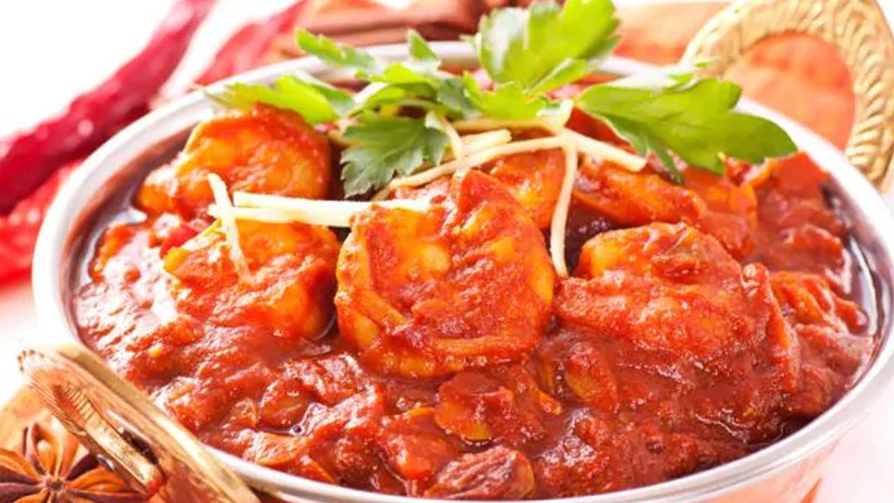 స్పైసీ ఫుడ్స్ తినడం వల్ల చాలా మందికి గ్యాస్ సమస్యలు వస్తాయి. అలాంటప్పుడు పొట్టలో గ్యాస్‌ను తగ్గించేందుకు సోడా, లెమన్ వాటర్ లేదా ఇనో వంటివి తీసుకోవాలి. ఓవ కడుపుకు కూడా మేలు చేస్తుంది. గ్యాస్ సమస్య తలెత్తినప్పుడల్లా చిటికెడు ఓట్స్ తినండి. ఇది కడుపు నుంచి ఉపశమనం పొందవచ్చు.