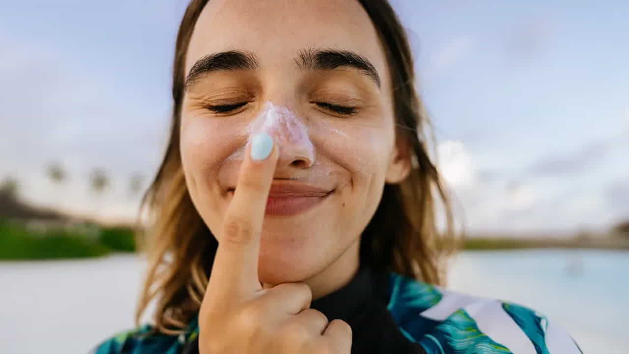 Sunscreen Mistakes: వేసవి కాలం అయినా, వర్షాకాలం అయినా ఎండ నుంచి చర్మాన్ని కాపాడుకోవడానికి ముఖంపై, మెడ, చేతులపై సన్స్క్రీన్ను అప్లై చేస్తారు. ఇది సూర్యుడి నుంచి వెలువడే హానీకరమైన UV కిరణాల నుంచి రక్షిస్తుంది. అయితే, ఈ సన్ స్క్రీన్ సరిగా అప్లై చేయకపోవడం వల్ల లాభం కంటే నష్టమే ఎక్కువగా ఉంటుంది. సన్ స్క్రీన్ అప్లై చేస్తే ఈ పొరపాట్లు అస్సలు చేయొద్దు.