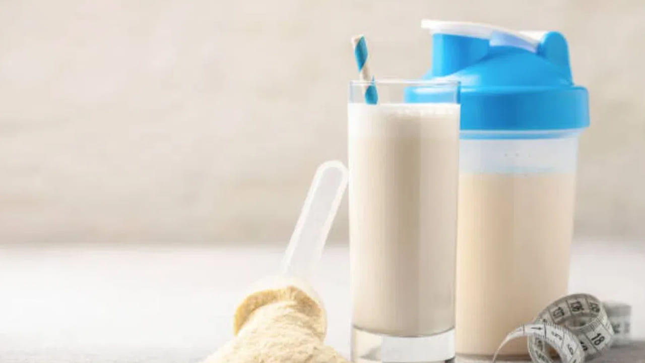 ఇప్పుడు మిక్సీలో బాగా గ్రైండ్ చేసుకోవాలి. చిక్పీస్, ఓట్స్, మొక్కజొన్నతో తయారు చేసిన ఈ ప్రొటీన్ పౌడర్ శరీరానికి చాలా మంచిది. ఇప్పుడు వేడి పాలలో మింగండి. గోరువెచ్చని నీటిలో కనీసం మూడు చెంచాలు కలుపుకుని తినండి.