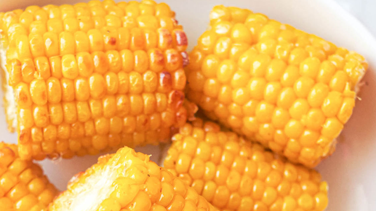 బరువు తగ్గుతుంది: మొక్కజొన్న తీసుకోవడం వల్ల బరువు తగ్గుతారని ఆరోగ్య నిపుణులు పేర్కొంటున్నారు.. ఎందుకంటే మొక్కజొన్నలో ఫైబర్ అధికంగా ఉంటుంది. ఇది మీ పొట్టను ఆరోగ్యంగా ఉంచడంతోపాుట.. ఆకలిని నియంత్రిస్తుంది. ఇంకా బరువు తగ్గడంలో అధికంగా మేలు చేస్తుంది.