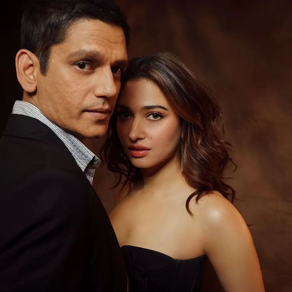 Thamanna - ప్యార్‌లో పడితే తమన్నాతో పీకల్లోతు ప్రేమలో ఉన్నానని అన్నారు నటుడు విజయ్‌ వర్మ. తామిద్దరం డేటింగ్‌లో ఉన్నట్టు ఇప్పుడు తనకు బాగా అర్థమవుతోందని చెప్పారు. ఆమెతో ఎంతో సంతోషంగా ఉన్నట్టు, తనను ప్రేమిస్తున్నట్టు తెలిపారు. ఆమె రాకతో తన జీవితంలో విలన్‌ దశ ముగిసిపోయిందని, రొమాంటిక్‌ దశ మొదలైందని అన్నారు విజయ్‌ వర్మ. రీసెంట్‌గా వీరిద్దరూ కలిసి లస్ట్ స్టోరీస్‌2లో యాక్ట్ చేశారు.