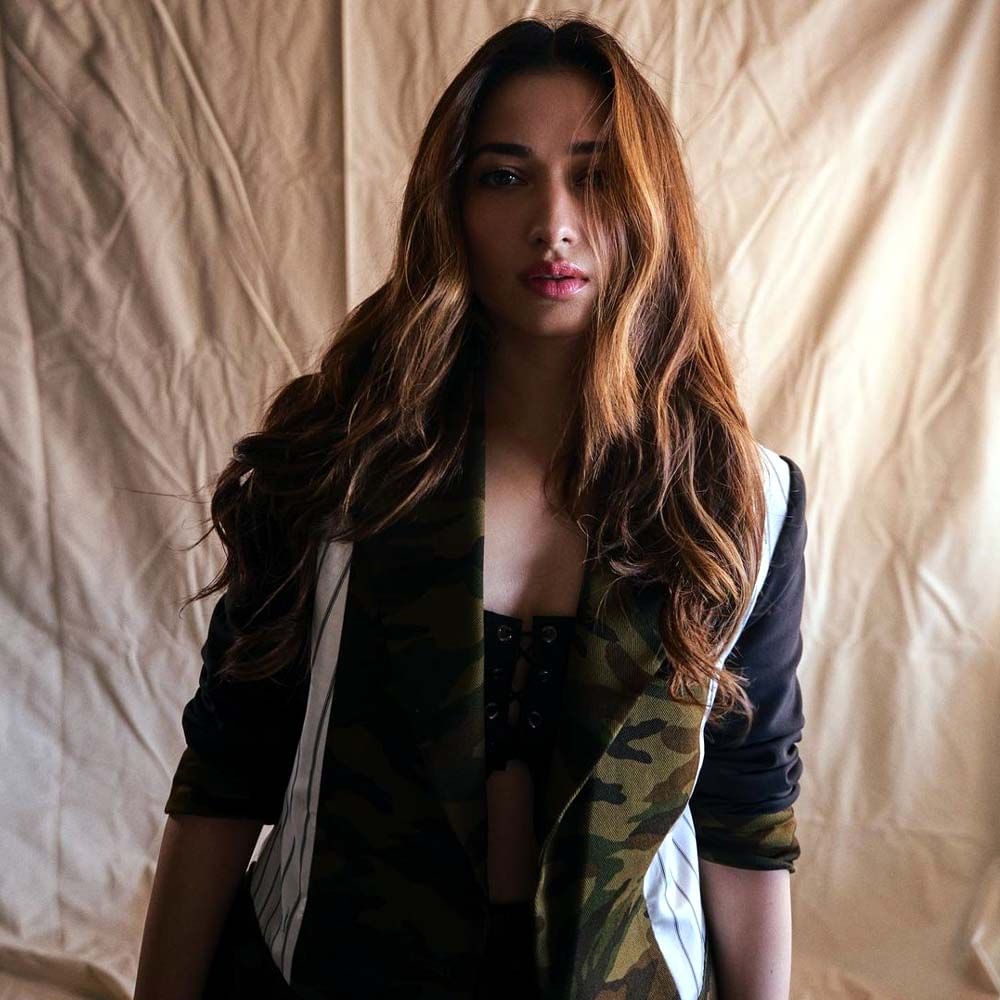 టాలీవుడ్ టాప్ హీరోయిన్స్ లో ఒకరైన తమన్నా తనదైన అందంతో , వరస అవకాశాలతో , చేతి నిండా ఆఫర్స్ తో హవా కొనసాగిస్తుంది ఈ మిల్కీ బ్యూటీ.. తెలుగులోనే కాకుండా బాలీవుడ్ లో సైతం వరుస అవకాశాలతో ఫుల్ బిజీగా ఉందీ ఈ వయ్యారి. సోషల్ మీడియాలో తమన్నా లేటెస్ట్ గా షేర్ చేసిన ఫొటోస్ చూసి కుర్రకారు గొంతు తడి చేసుకుంటున్నారు.. ఈ హాట్ ఫోజులు చూస్తే మీరు వావ్ అనాల్సిందే..