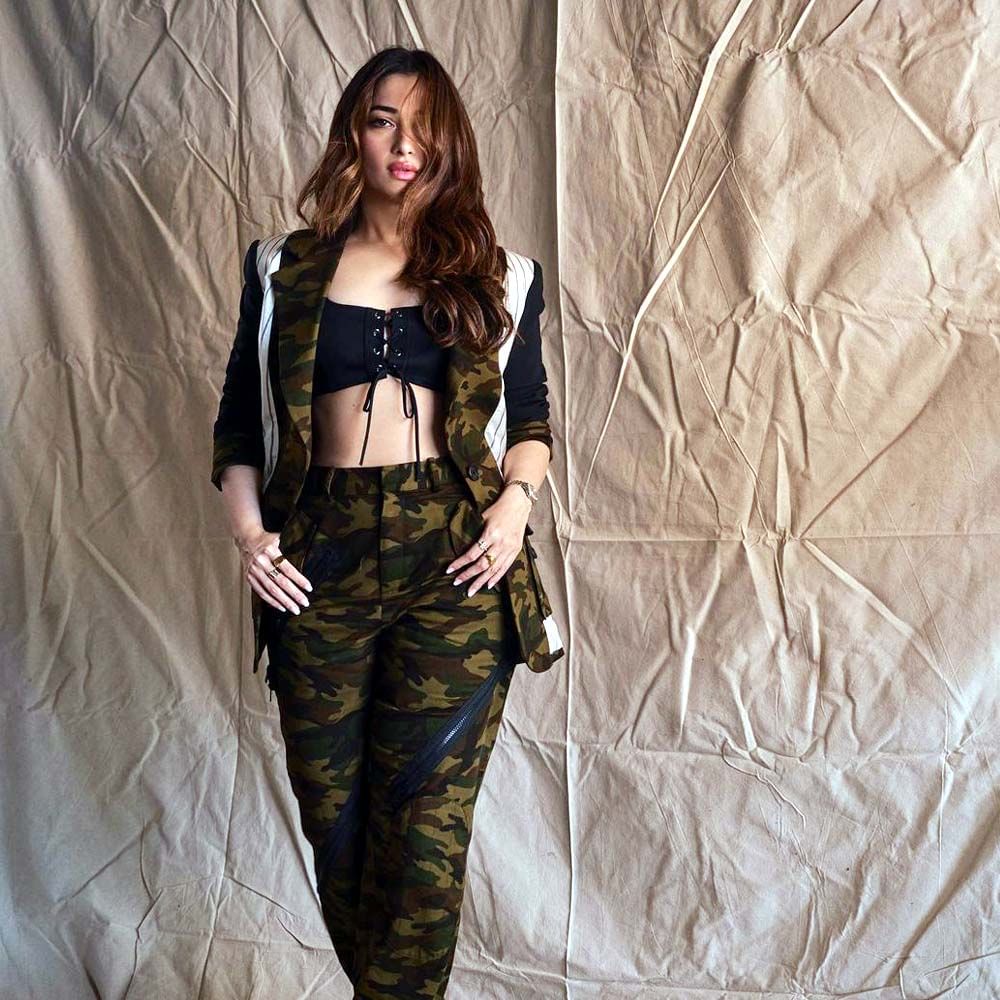 టాలీవుడ్ టాప్ హీరోయిన్స్ లో ఒకరైన తమన్నా తనదైన అందంతో , వరస అవకాశాలతో , చేతి నిండా ఆఫర్స్ తో హవా కొనసాగిస్తుంది ఈ మిల్కీ బ్యూటీ.. తెలుగులోనే కాకుండా బాలీవుడ్ లో సైతం వరుస అవకాశాలతో ఫుల్ బిజీగా ఉందీ ఈ వయ్యారి. సోషల్ మీడియాలో తమన్నా లేటెస్ట్ గా షేర్ చేసిన ఫొటోస్ చూసి కుర్రకారు గొంతు తడి చేసుకుంటున్నారు.. ఈ హాట్ ఫోజులు చూస్తే మీరు వావ్ అనాల్సిందే..