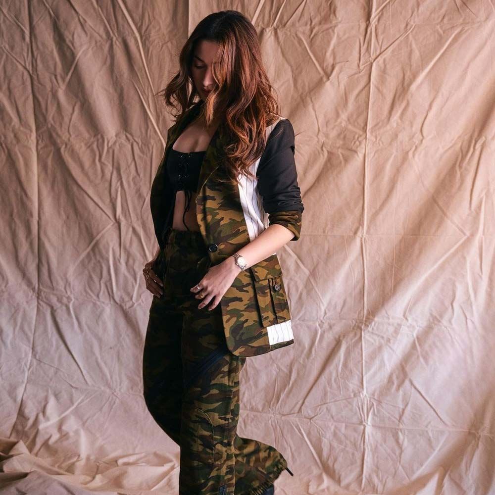 టాలీవుడ్ టాప్ హీరోయిన్స్ లో ఒకరైన తమన్నా తనదైన అందంతో , వరస అవకాశాలతో , చేతి నిండా ఆఫర్స్ తో హవా కొనసాగిస్తుంది ఈ మిల్కీ బ్యూటీ.. తెలుగులోనే కాకుండా బాలీవుడ్ లో సైతం వరుస అవకాశాలతో ఫుల్ బిజీగా ఉందీ ఈ వయ్యారి. సోషల్ మీడియాలో తమన్నా లేటెస్ట్ గా షేర్ చేసిన ఫొటోస్ చూసి కుర్రకారు గొంతు తడి చేసుకుంటున్నారు.. ఈ హాట్ ఫోజులు చూస్తే మీరు వావ్ అనాల్సిందే..