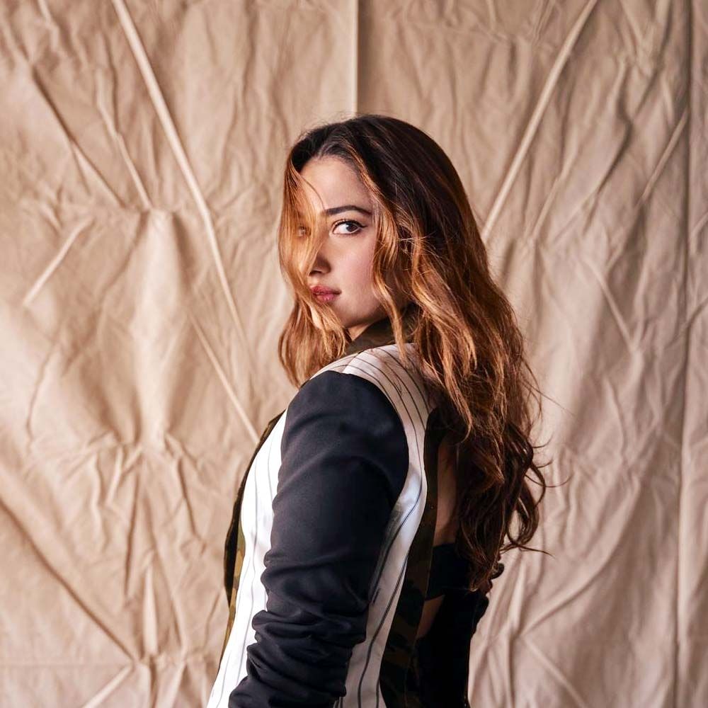 టాలీవుడ్ టాప్ హీరోయిన్స్ లో ఒకరైన తమన్నా తనదైన అందంతో , వరస అవకాశాలతో , చేతి నిండా ఆఫర్స్ తో హవా కొనసాగిస్తుంది ఈ మిల్కీ బ్యూటీ.. తెలుగులోనే కాకుండా బాలీవుడ్ లో సైతం వరుస అవకాశాలతో ఫుల్ బిజీగా ఉందీ ఈ వయ్యారి. సోషల్ మీడియాలో తమన్నా లేటెస్ట్ గా షేర్ చేసిన ఫొటోస్ చూసి కుర్రకారు గొంతు తడి చేసుకుంటున్నారు.. ఈ హాట్ ఫోజులు చూస్తే మీరు వావ్ అనాల్సిందే..