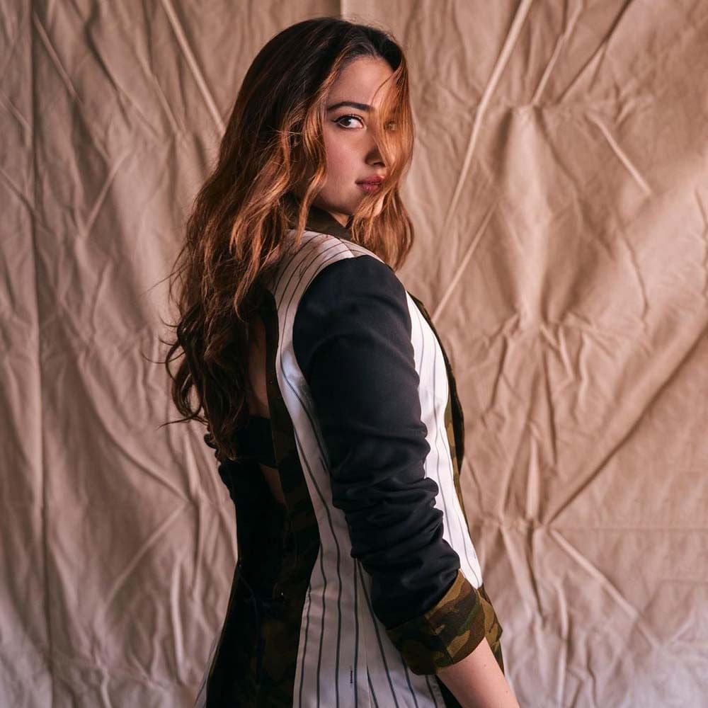 టాలీవుడ్ టాప్ హీరోయిన్స్ లో ఒకరైన తమన్నా తనదైన అందంతో , వరస అవకాశాలతో , చేతి నిండా ఆఫర్స్ తో హవా కొనసాగిస్తుంది ఈ మిల్కీ బ్యూటీ.. తెలుగులోనే కాకుండా బాలీవుడ్ లో సైతం వరుస అవకాశాలతో ఫుల్ బిజీగా ఉందీ ఈ వయ్యారి. సోషల్ మీడియాలో తమన్నా లేటెస్ట్ గా షేర్ చేసిన ఫొటోస్ చూసి కుర్రకారు గొంతు తడి చేసుకుంటున్నారు.. ఈ హాట్ ఫోజులు చూస్తే మీరు వావ్ అనాల్సిందే..