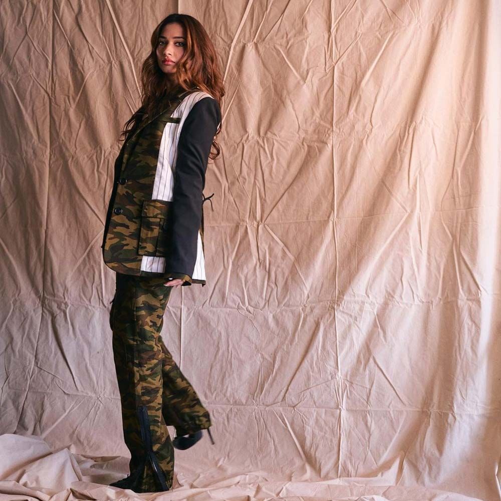 టాలీవుడ్ టాప్ హీరోయిన్స్ లో ఒకరైన తమన్నా తనదైన అందంతో , వరస అవకాశాలతో , చేతి నిండా ఆఫర్స్ తో హవా కొనసాగిస్తుంది ఈ మిల్కీ బ్యూటీ.. తెలుగులోనే కాకుండా బాలీవుడ్ లో సైతం వరుస అవకాశాలతో ఫుల్ బిజీగా ఉందీ ఈ వయ్యారి. సోషల్ మీడియాలో తమన్నా లేటెస్ట్ గా షేర్ చేసిన ఫొటోస్ చూసి కుర్రకారు గొంతు తడి చేసుకుంటున్నారు.. ఈ హాట్ ఫోజులు చూస్తే మీరు వావ్ అనాల్సిందే..