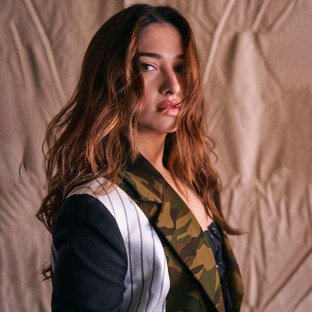 టాలీవుడ్ టాప్ హీరోయిన్స్ లో ఒకరైన తమన్నా తనదైన అందంతో , వరస అవకాశాలతో , చేతి నిండా ఆఫర్స్ తో హవా కొనసాగిస్తుంది ఈ మిల్కీ బ్యూటీ.. తెలుగులోనే కాకుండా బాలీవుడ్ లో సైతం వరుస అవకాశాలతో ఫుల్ బిజీగా ఉందీ ఈ వయ్యారి. సోషల్ మీడియాలో తమన్నా లేటెస్ట్ గా షేర్ చేసిన ఫొటోస్ చూసి కుర్రకారు గొంతు తడి చేసుకుంటున్నారు.. ఈ హాట్ ఫోజులు చూస్తే మీరు వావ్ అనాల్సిందే..