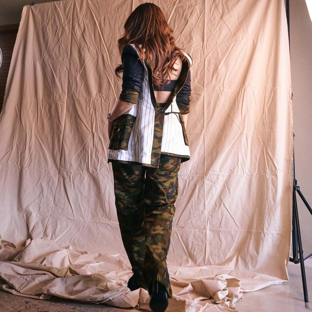 టాలీవుడ్ టాప్ హీరోయిన్స్ లో ఒకరైన తమన్నా తనదైన అందంతో , వరస అవకాశాలతో , చేతి నిండా ఆఫర్స్ తో హవా కొనసాగిస్తుంది ఈ మిల్కీ బ్యూటీ.. తెలుగులోనే కాకుండా బాలీవుడ్ లో సైతం వరుస అవకాశాలతో ఫుల్ బిజీగా ఉందీ ఈ వయ్యారి. సోషల్ మీడియాలో తమన్నా లేటెస్ట్ గా షేర్ చేసిన ఫొటోస్ చూసి కుర్రకారు గొంతు తడి చేసుకుంటున్నారు.. ఈ హాట్ ఫోజులు చూస్తే మీరు వావ్ అనాల్సిందే..