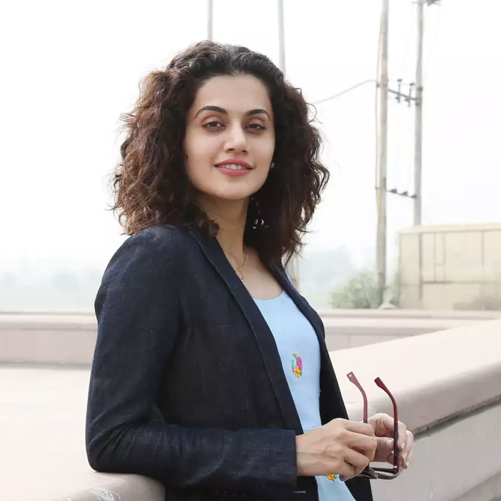 ఏలియన్‌ కాదు  తాప్సీ ఏలియన్‌గా నటిస్తున్నట్టు ఈమధ్య వార్తలొచ్చాయి. అయితే తాను ఏలియన్‌గా నటించడం లేదని అన్నారు తాప్సీ.  ఏలియన్‌ అనే తమిళ సినిమాలో కీ రోల్‌ చేస్తున్నానని చెప్పారు. ప్రస్తుతం షారుఖ్‌ డంకీ మూవీలోనూ చేస్తున్నట్టు తెలిపారు. నార్త్ లో చేతినిండా సినిమాలతో బిజీగా ఉన్న తాప్సీ, సౌత్‌లో మళ్లీ సినిమాలు చేయడం మొదలుపెట్టారు. 