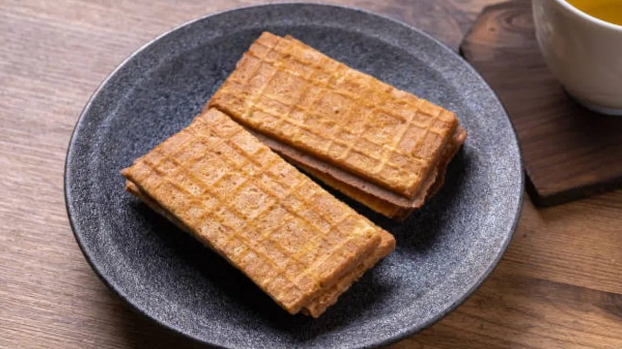 బిస్కెట్లలో పిండి ఉంటుంది. ఈ పిండి వల్ల మలబద్ధకం ఏర్పడుతుంది. మళ్లీ ఈ పిండి ఇన్సులిన్ అసమతుల్యతను కలిగిస్తుంది. ప్రాసెస్ చేసిన ఆహారాలలో హార్మోన్ల అసమతుల్యతకు కారణమయ్యే BHA, BHT హానికరమైన DNA ఉంటాయి.