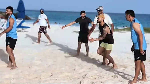 Video: బీచ్లో టీమిండియా ఆటగాళ్లు.. షడన్గా షాకిచ్చిన ఇషాన్.. అసలేం జరిగిందంటే?