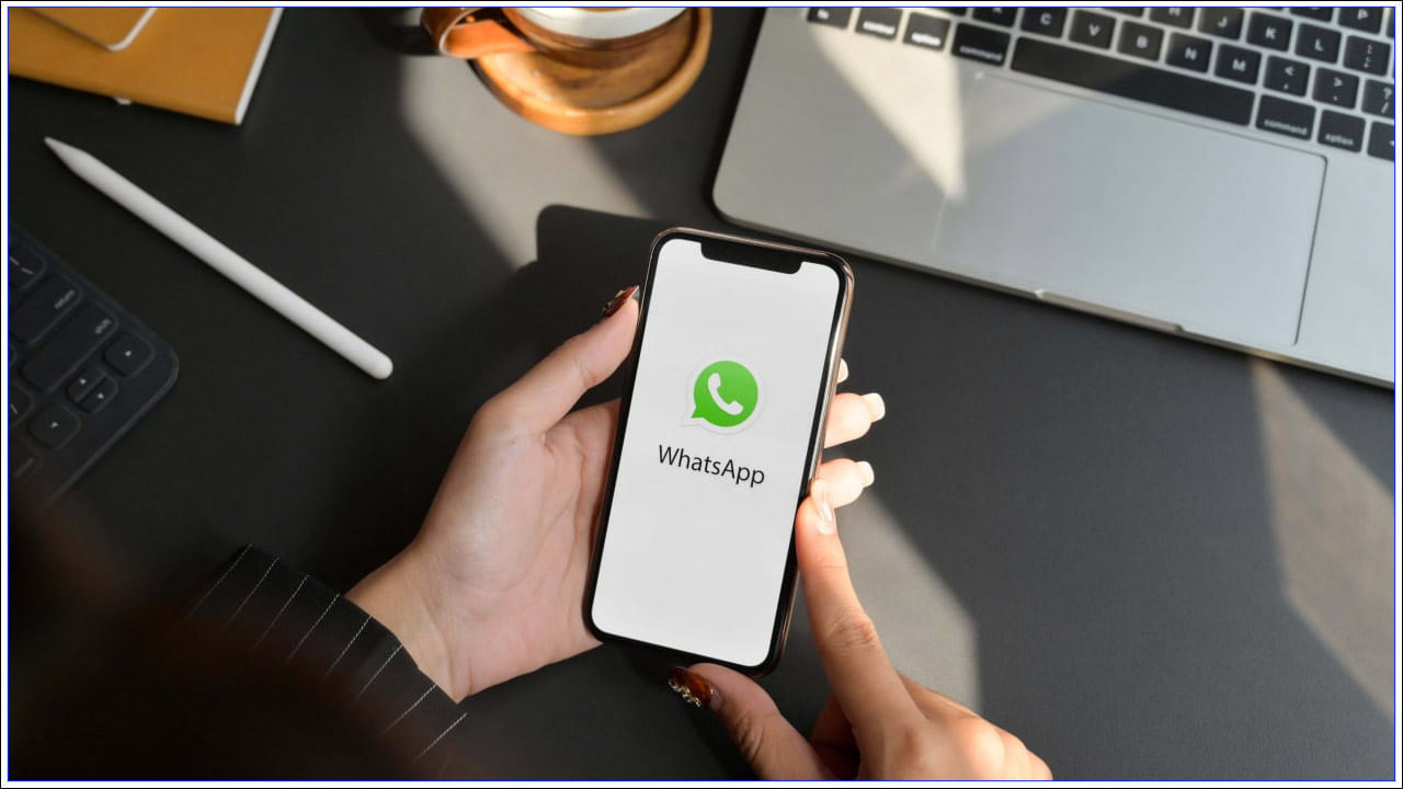 వాట్సాప్ ఖాతాను ఇతర పరికరాలలో ఉపయోగించవచ్చు. కొన్నిసార్లు సమస్య కావచ్చు. కంప్యూటర్లలో వాట్సాప్ వాడే వారి సంఖ్య కూడా పెరిగింది. అందుకే మన ఖాతా ఎక్కడ లాగిన్ అయిందో మాకు తెలియదు. అందుకే మీ వాట్సాప్ను మరెవరైనా చూస్తున్నారో లేదో తెలుసుకోవడం ఎలా?