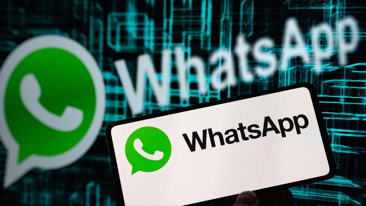 ముందుగా మీ వాట్సాప్ అప్లికేషన్ని ఓపెన్ చేయండి. అప్పుడు కుడి వైపున కనిపించే మూడు చుక్కలను ఎంచుకోండి. తర్వాత అక్కడ కనిపించే వాట్సాప్ వెబ్/ లింక్ డివైస్ ఆప్షన్పై క్లిక్ చేయండి. మీరు మీ ల్యాప్టాప్ లేదా డెస్క్టాప్లో వాట్సాప్ని తెరవకపోయినా.. అది లింక్ను చూపుతున్నట్లయితే మీ వాట్సాప్ చాట్ను ఎవరో చదువుతున్నారని అర్థం.