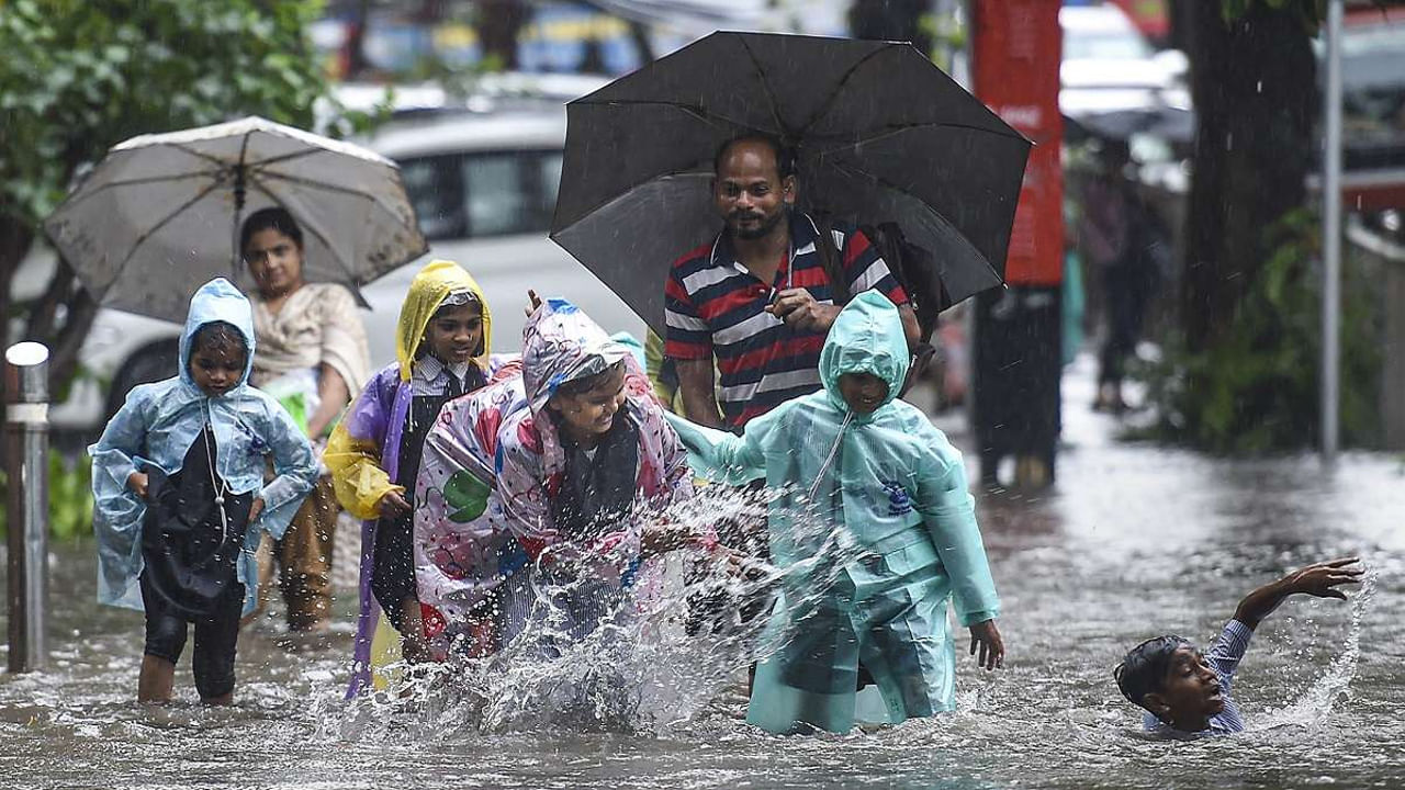 Heavy Rains: ఎక్కడ చూసినా వరదలే వరదలు.. చెరువులకు గండ్లు.. పొంగిపొర్లుతున్న వాగులు వంకలు.. జలకళను సంతరిచుకున్న రిజర్వాయర్లు.. ఇలా తెలుగు రాష్ట్రాల్లో వరుణుడి బీభత్సం కొనసాగుతోంది.. తెలంగాణలో మాత్రం ఆ జిల్లా.. ఈ జిల్లా అనే తేడాయే లేదు.. అన్ని జిల్లాల్లోనూ వరుణుడు వరద బీభత్సం సృష్టిస్తున్నాడు. కుండపోత వర్షాలతో దాదాపు అన్ని జిల్లాలు తల్లడిల్లుతున్నాయి. కొన్నిచోట్ల వరదల్లో కొందరు గల్లంతు కాగా.. పలువురు మరణించారు. ఈ క్రమంలో వాతావరణ శాఖ మళ్లీ అలర్ట్ జారీ చేసింది. మరో మూడు రోజులపాటు భారీ నుంచి అతి భారీ వర్షాలు కురుస్తాయని పేర్కొంది. ఈ మేరకు పలు జిల్లాలకు రెడ్ అలర్ట్ చేసింది.