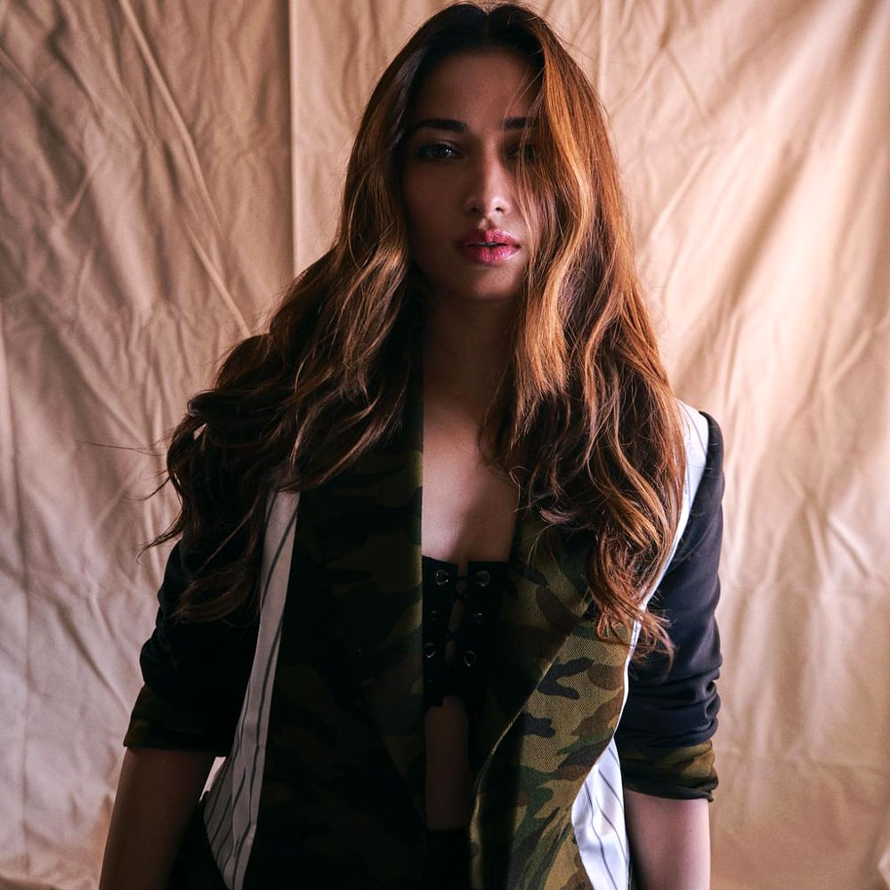  రీసెంట్‌ టైమ్స్ లో తమన్నకు పేరు తెచ్చిపెట్టిన కంటెంట్‌ కూడా పెర్ఫార్మెన్స్ ఓరియంటెడే. జీ కర్దా, లస్ట్ స్టోరీస్‌2 లో తమన్నా పెర్ఫార్మెన్స్ కి మంచి పేరు వచ్చింది. ఇప్పుడు బ్యాక్‌ టు బ్యాక్‌ ఆగస్టులో రెండు రిలీజులున్నాయి తమన్నాకు. అయినా ఫ్యూచర్‌ మాత్రం కంటెంట్‌ బేస్డ్ ప్రాజెక్టుల్లోనే అని ఫిక్స్ అయ్యారు తమన్నా. ఆల్రెడీ సేమ్‌ రూట్లోనే ఉన్నారు కాజల్‌ అండ్‌ అదర్‌ సీనియర్స్. 