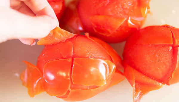 Tomato peels: టమాటో పొట్టును తీసి చెత్త బుట్టలో పడేస్తున్నారా.. ఈ తప్పును అస్సలు చేయకండి..