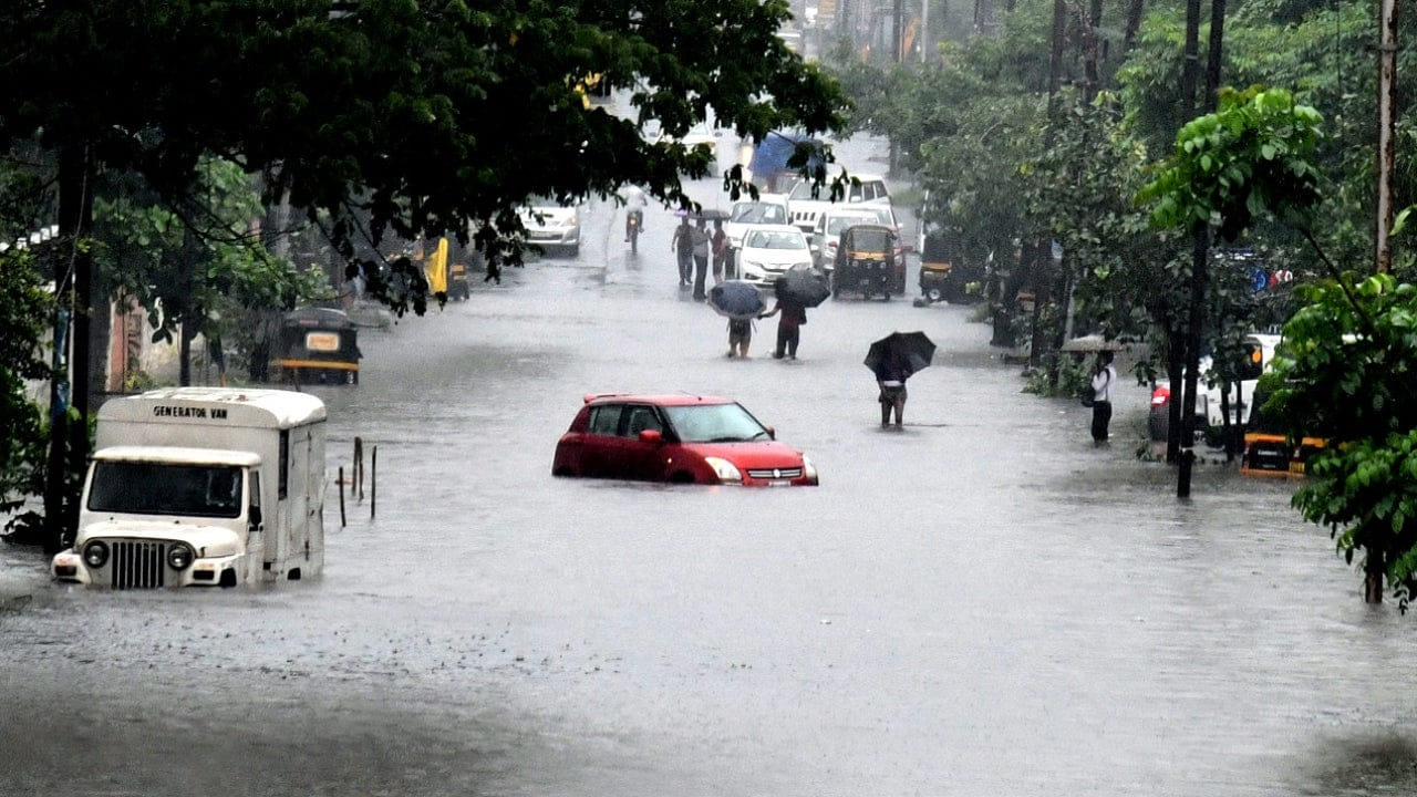 TS Rains: ఆకాశానికి చిల్లుపడ్డట్టే..! ఏడాదంతా కురవాల్సిన వాన ఒక్కరోజులోనే.. రాష్ట్ర చరిత్రలోనే తొలిసారి