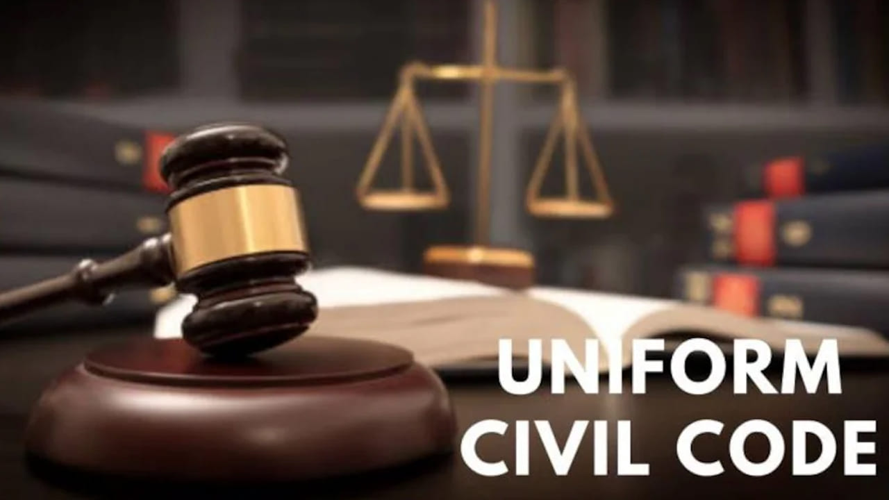 యూనిఫామ్ సివిల్ కోడ్పై ప్రజల అభిప్రాయలు అలాగే వారి సలహాలు, సూచనలు తీసుకుంటున్నట్లు తెలిపింది. ఆసక్తి ఉన్నవారు 30 రోజుల్లో లా కమిషన్కు
membersecretary-lci@gov.in అనే ఈ-మెయిల్ ద్వారా లేదా ప్రత్యేక లింకు ద్వారా తమ అభిప్రాయాలు పంపాలని పేర్కొంది.