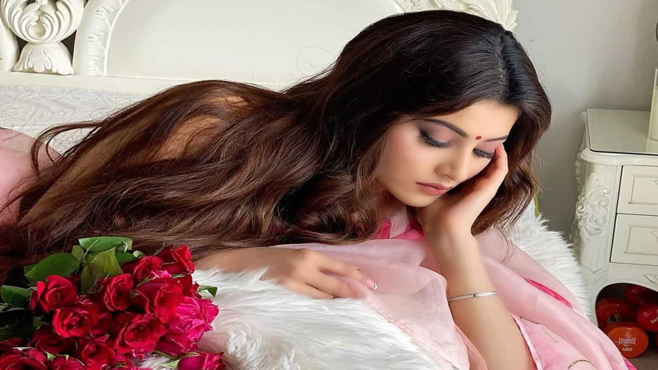 
BRO ఐటమ్ డ్యాన్స్ కోసం ఊర్వశి 3 కోట్లు వసూలు చేసిందని నివేదికలు సూచిస్తున్నాయి. ఆ డ్యాన్స్ 3 నిమిషాలు ఉంటుంది. అంటే ఊర్వశి నిమిషానికి కోటి రూపాయలు వసూలు చేస్తుందన్నమాట.