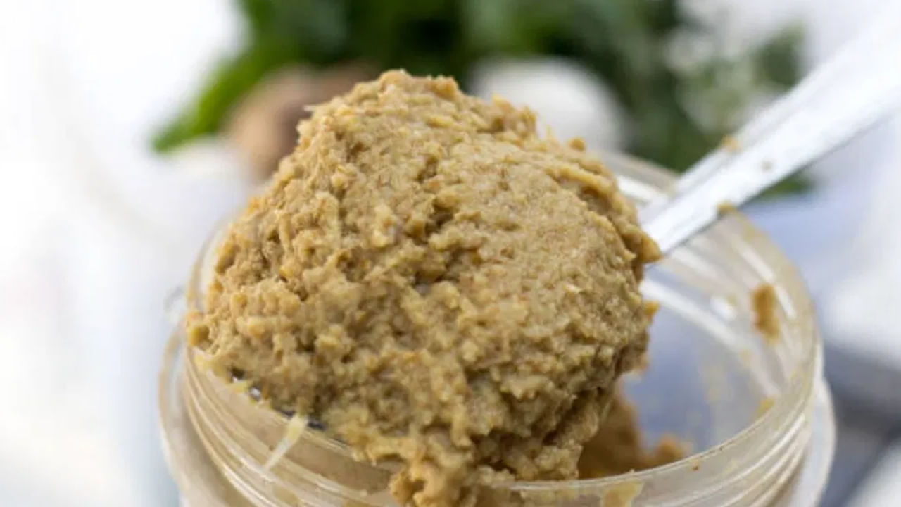 మీరు అల్లం పేస్ట్ తయారు చేసుకోవచ్చు. అల్లం తొక్క తీసి పేస్ట్‌లా చేసుకోవాలి. ఇప్పుడు ఈ అల్లం పిండిని ఉప్పుతో కలపండి. ఇప్పుడు ఈ అల్లం పిండిని గాలి చొరబడని కంటైనర్‌లో ఉంచి ఫ్రిజ్‌లో ఉంచండి