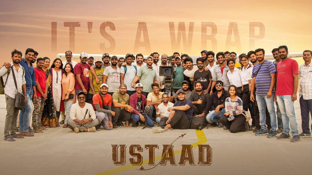 ఉస్తాద్ ట్రైలర్..   ఫలితాలతో సంబంధం లేకుండా వరస సినిమాలు చేస్తున్నారు కీరవాణి తనయుడు శ్రీ సింహా కోడూరి. తాజాగా ఈయన హీరోగా, బలగం ఫేమ్ కావ్య కళ్యాణ్ రామ్ హీరోయిన్‌గా ఫణిదీప్ తెరకెక్కిస్తున్న సినిమా ఉస్తాద్. ఆగస్ట్ 12న విడుదల కానుంది ఈ చిత్రం. తాజాగా ఈ చిత్ర ట్రైలర్ విడుదలైంది. యాక్షన్, రొమాన్స్‌తో పాటు ఎమోషనల్ ఎంటర్‌టైనర్‌గా ఉస్తాద్ ట్రైలర్ ఉంది. ఈ సినిమాతో కచ్చితంగా హిట్ కొడతానని నమ్మకంగా ఉన్నారు సింహా. 