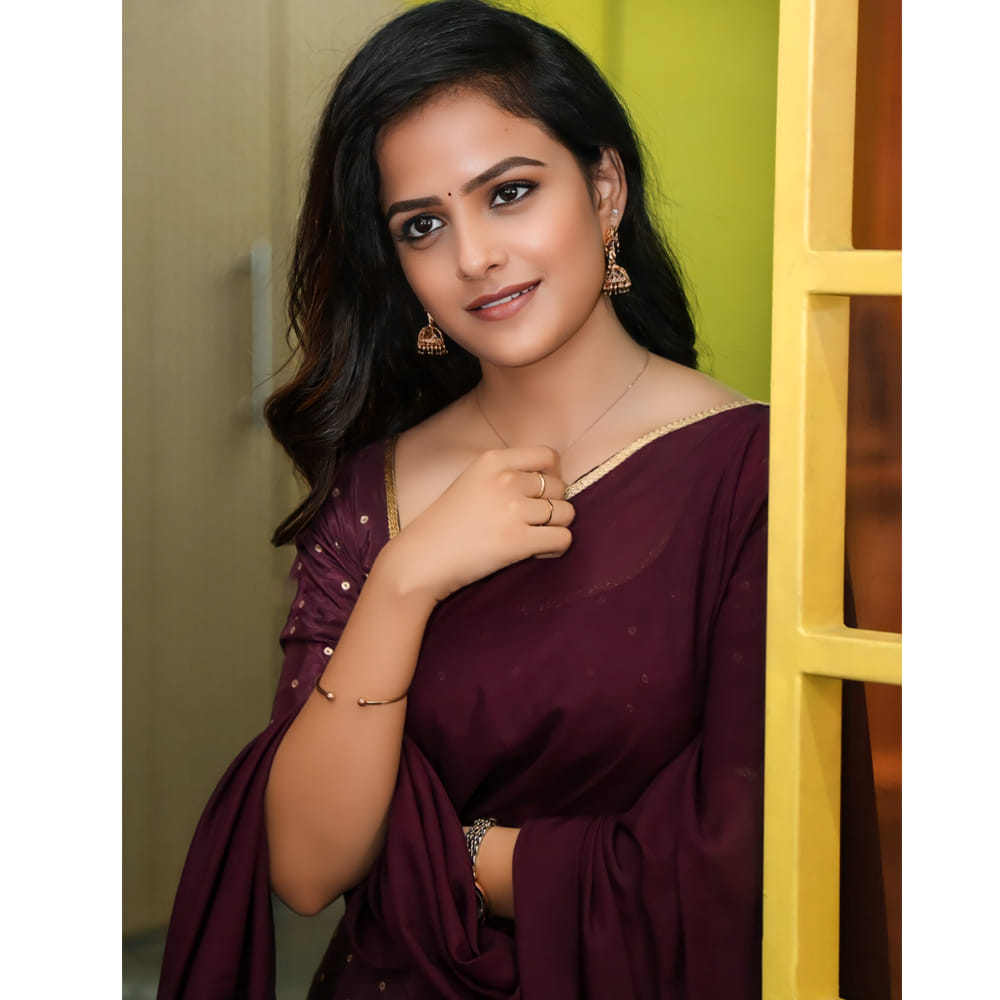 కానీ ప్రస్తుతం కథానాయికలుగా తెలుగమ్మాయిలే సత్తా చాటుతున్నారు. ఓవైపు చేతి నిండా సినిమాలతో శ్రీలీల దూసుకుపోతుండగా.. ఇప్పుడిప్పుడే మరికొందరు అమ్మాయిలకు ఆఫర్స్ వస్తున్నాయి. 