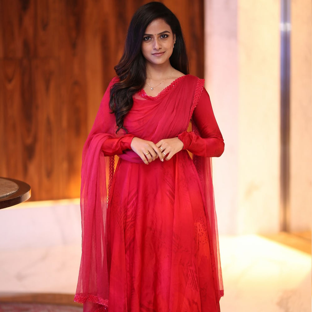 కథానాయికగా తొలి చిత్రమైన తన పాత్రలో ఒదిగిపోయింది వైష్ణవి. ఎంతగా అంటే నటనపరంగా ప్రశంసలు అందుకున్నప్పటికీ పాత్ర పరంగా ప్రేక్షకుల నుంచి తిట్లు తినేంతగా నటించి మెప్పించింది. 