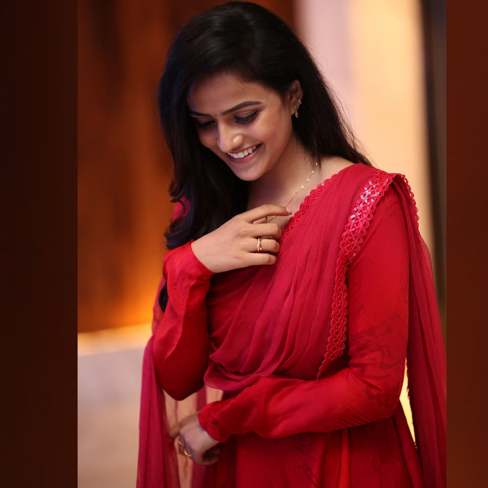 అందుకు కారణం బేబీ సినిమా ప్రచార కార్యక్రమాల్లో.. సక్సెస్ ఈవెంట్లలో వైష్ణవి వచ్చిన తీరు. గ్లామర్ షో లేకుండా ఎంతో  సింప్లిసిటిగా చూడచక్కగా సంప్రదాయ లుక్‏లో వచ్చింది. 