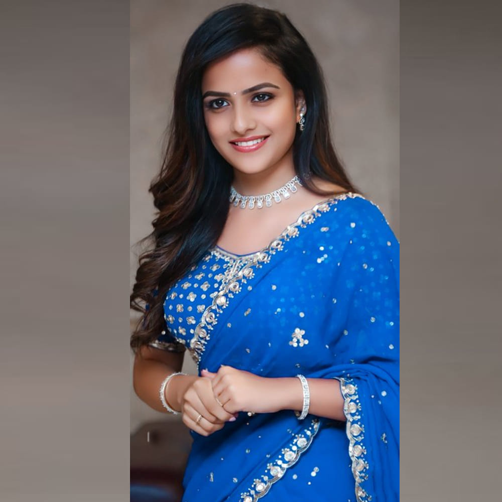 అందుకు కారణం బేబీ సినిమా ప్రచార కార్యక్రమాల్లో.. సక్సెస్ ఈవెంట్లలో వైష్ణవి వచ్చిన తీరు. గ్లామర్ షో లేకుండా ఎంతో  సింప్లిసిటిగా చూడచక్కగా సంప్రదాయ లుక్‏లో వచ్చింది. 