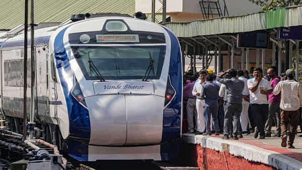 Vande Bharat Train Fares: రైలు ప్రయాణికులకు గుడ్న్యూస్.. త్వరలో వందే భారత్ ఎక్స్ప్రెస్ ఛార్జీలు తగ్గింపు..!