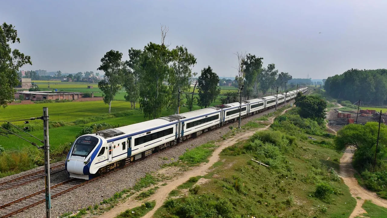 ప్రస్తుతం ట్రాక్ సామర్ధ్యం బట్టి ఈ వందేభారత్ రైళ్లు గంటకు 60 నుంచి 130 కిలోమీటర్లు ప్రయాణిస్తుండగా.. రానున్న రోజుల్లో ఆ వేగాన్ని 200 నుంచి 220 కిమీ మేరకు పెంచాలన్న లక్ష్యంతో అడుగులు వేస్తోంది. 