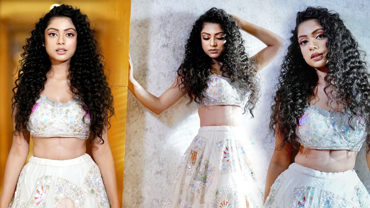 చైల్డ్ ఆర్టిస్ట్ గా వెండి తెరకు , మిడిల్ క్లాస్ మెలోడిస్ తెలుగు తెరకు పరిచయమై తన క్యూట్ క్యూట్ ఎక్సప్రెషన్స్ తో ప్రేక్షకుల చూపును తనవైపు తిప్పుకుంది అందాల ముద్దుగుమ్మ వర్ష బొల్లమ్మ. మన దగ్గర అమ్మాయిలా కనిపించే రూపంతో ఆకట్టుకుంటూ కుర్రకారును ఫిదా చేస్తోందీ బ్యూటీ..ఈ మధ్య గ్లామర్ మీద కూడా ఫోకస్ పెడుతూ అప్పుడప్పుడు ఫొటోస్ తో ఆకట్టుకుంటుంది.