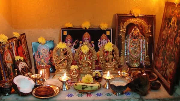 Vastu Tips: పూజగదిలో పొరపాటునైనా ఈ వస్తువులు ఉంచవద్దు.. గొడవలు, ఆర్ధిక ఇబ్బందులను పడతారు..