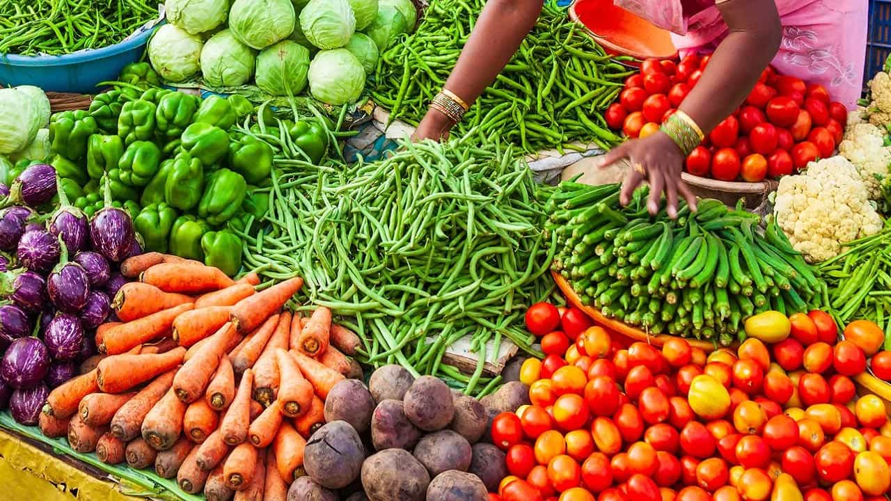 టమోటా తర్వాత, ఇప్పుడు అన్ని రాష్ట్రాల్లో క్యాలీఫ్లవర్, బీన్స్, పచ్చిమిర్చి, ఉల్లిపాయలు, సొరకాయలు, బంగాళదుంపలు, బెండకాయలు, గుమ్మడికాయల ధరలు పెరుగుదలను నమోదు చేస్తున్నాయి. వారం రోజుల క్రితం వరకు కిలో రూ.100 నుంచి 120 వరకు విక్రయించిన పచ్చిమిర్చి ధర రూ.400లకు చేరింది. వర్షాకాలం ఇలాగే కొనసాగితే ధరలు మరింత పెరిగే అవకాశం ఉందని వ్యాపారులు చెబుతున్నారు.