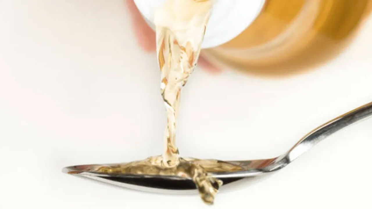 వెనిగర్‌తో కలిపిన అల్లంను నిల్వ చేయండి. అల్లం తొక్క. ఇప్పుడు నిమ్మరసం లేదా వెనిగర్ లో ముంచండి. ఆమ్ల ఉత్పత్తులు బ్యాక్టీరియా, జెర్మ్స్ నాశనం చేస్తుంది. ఇందులో తాజా అల్లం ఉంటుంది.